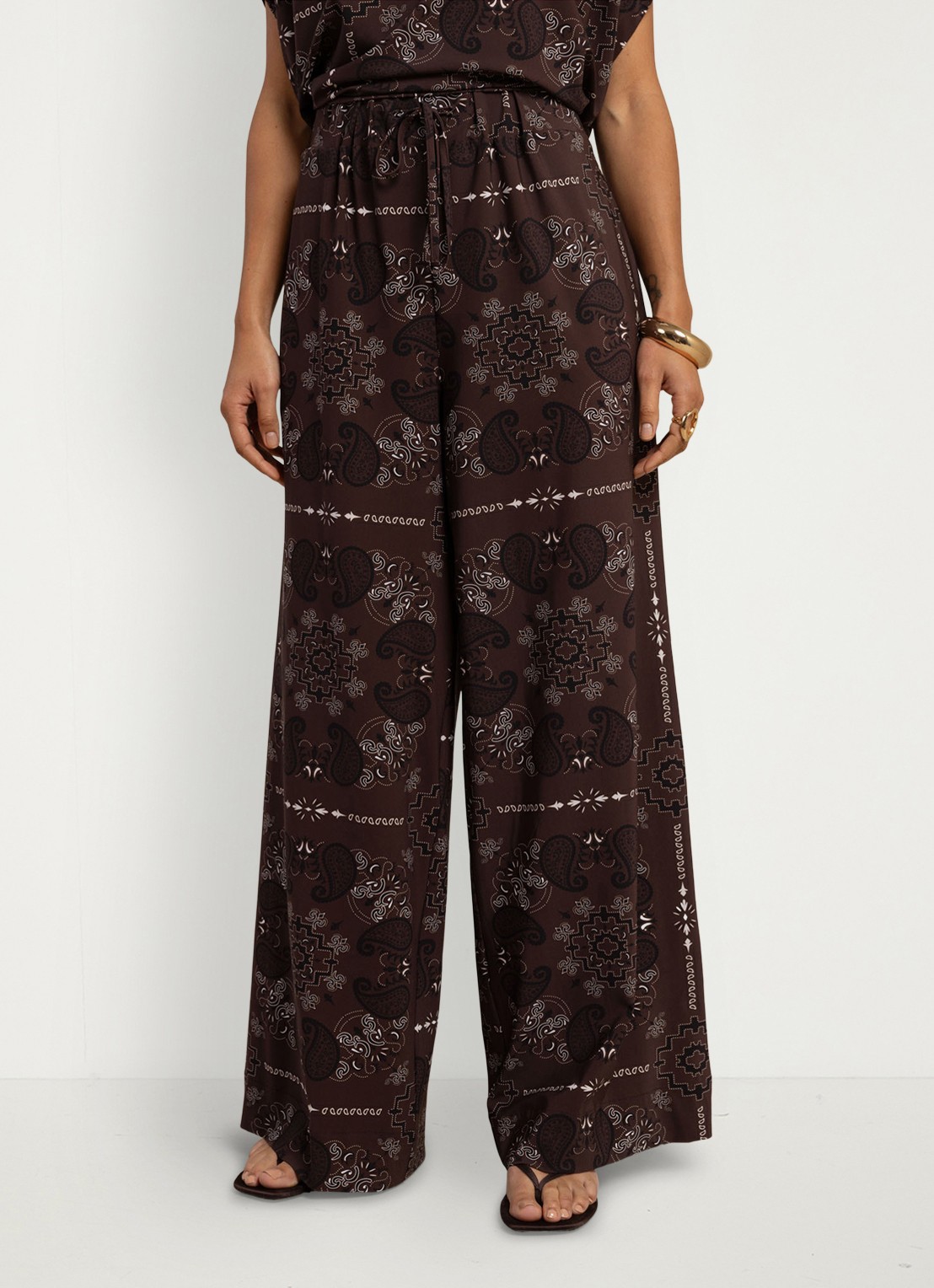 Studio Anneloes Grace mid waist straight fit broek met paisley print - detail 3 bruin
