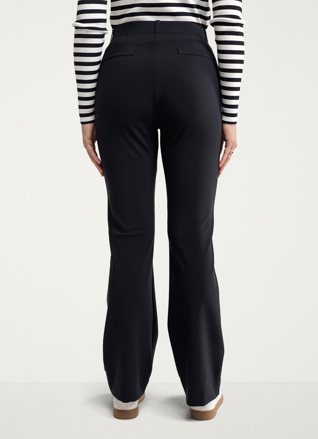Studio Anneloes High waist flared fit broek met steekzakken - achterkant zwart