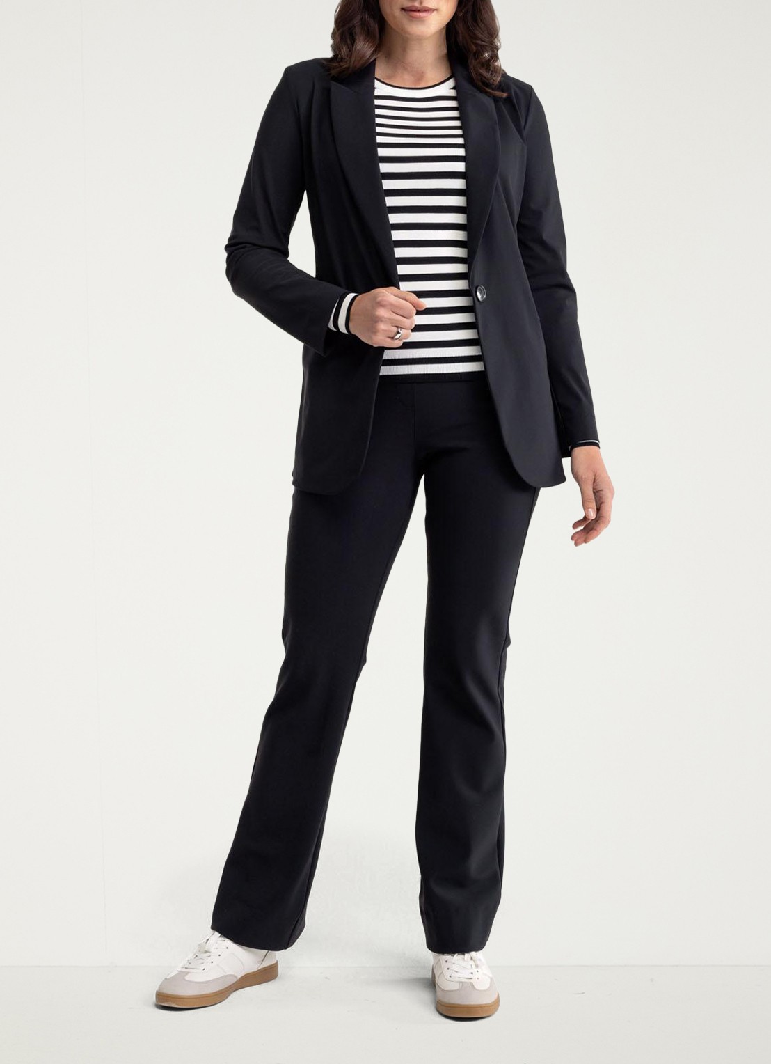 Studio Anneloes High waist flared fit broek met steekzakken - voorkant 3 zwart