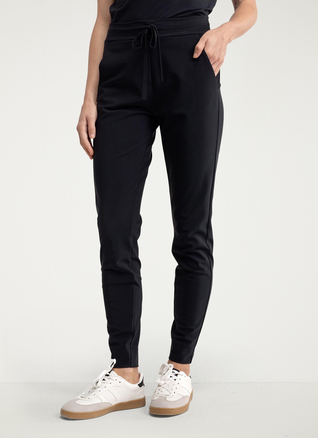 Studio Anneloes High waist tapered fit joggingbroek met steekzakken - detail zwart
