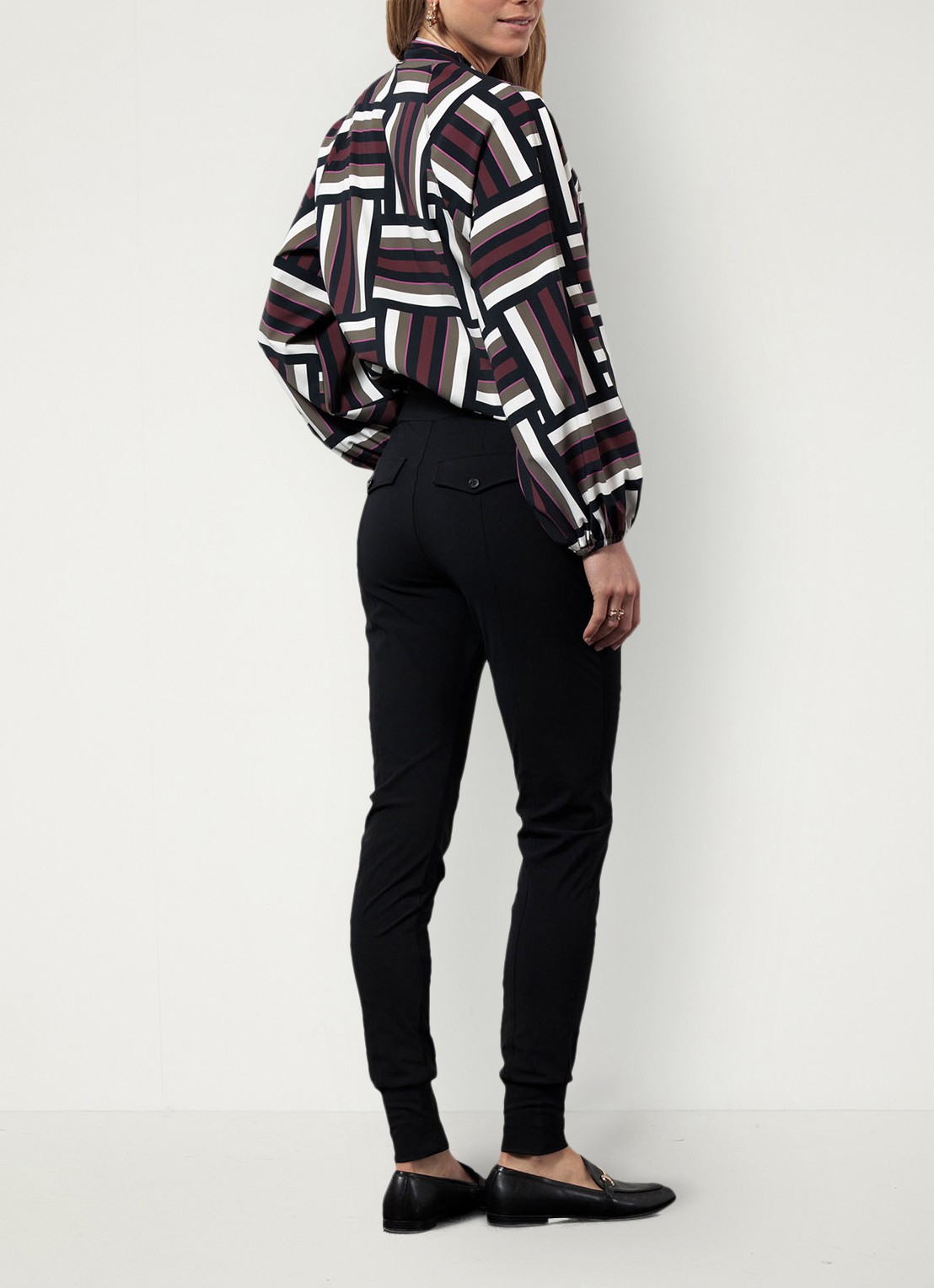 Studio Anneloes High waist tapered fit pantalon met steekzakken - achterkant zwart