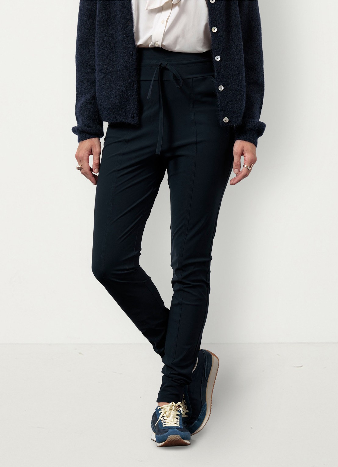 Studio Anneloes High waist tapered fit pantalon met steekzakken - detail donkerblauw