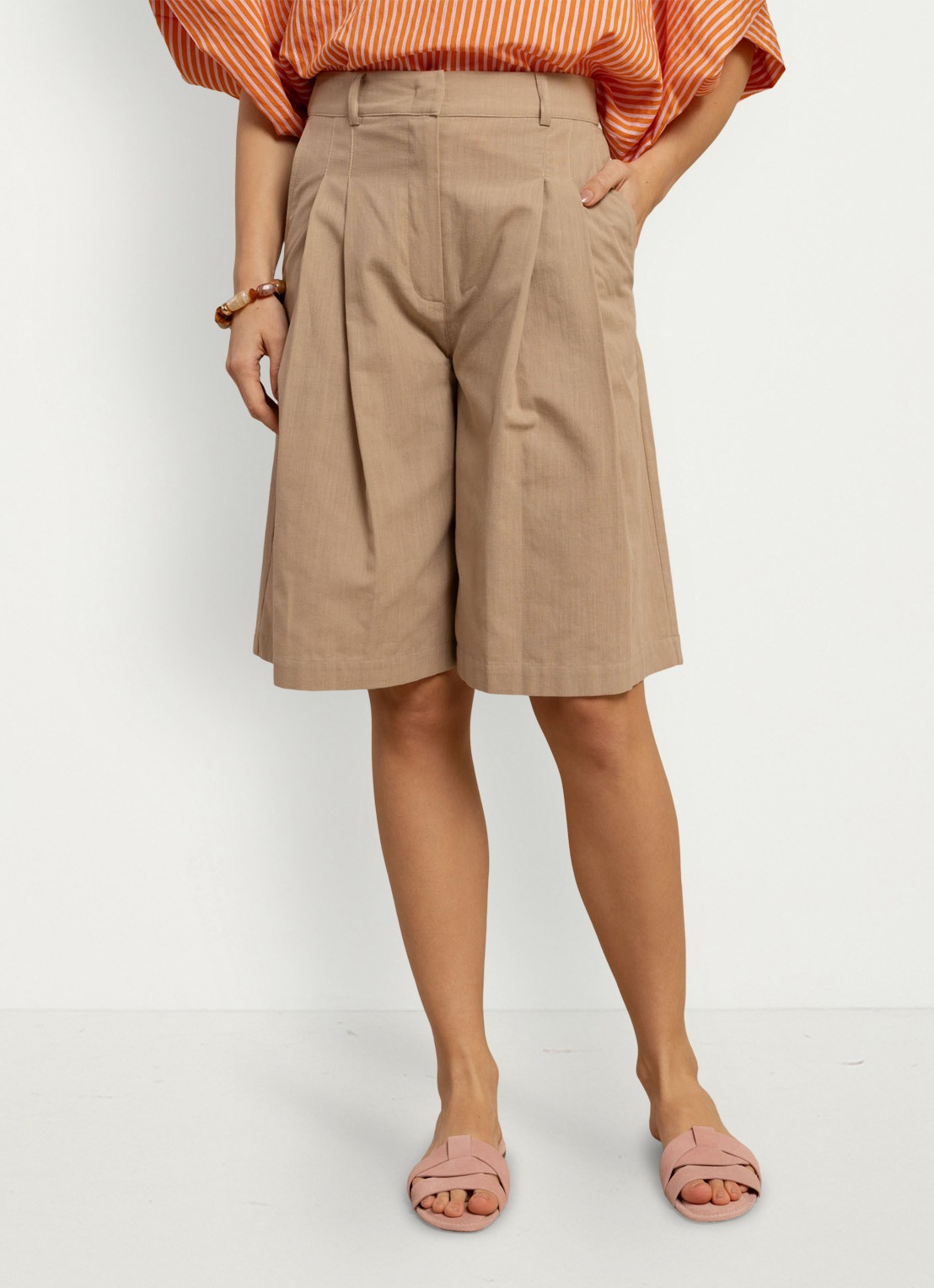 Studio Anneloes High waist wide fit korte broek met steekzakken - detail lichtbruin