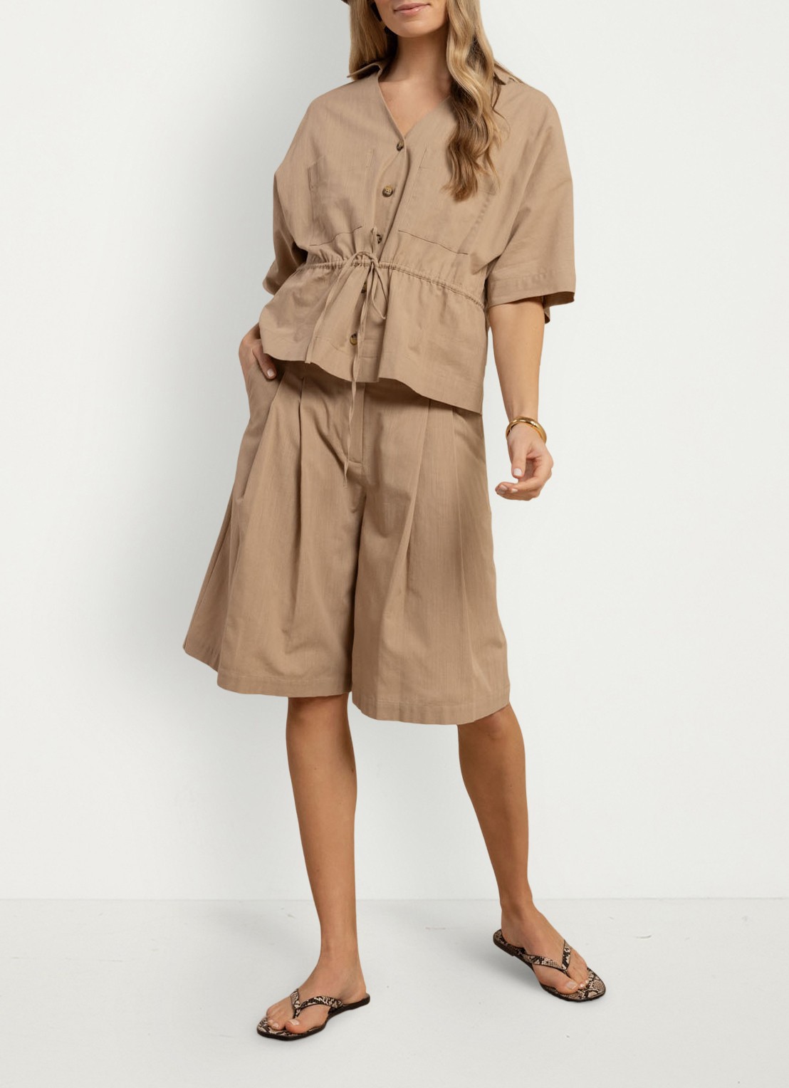 Studio Anneloes High waist wide fit korte broek met steekzakken - voorkant 5 lichtbruin