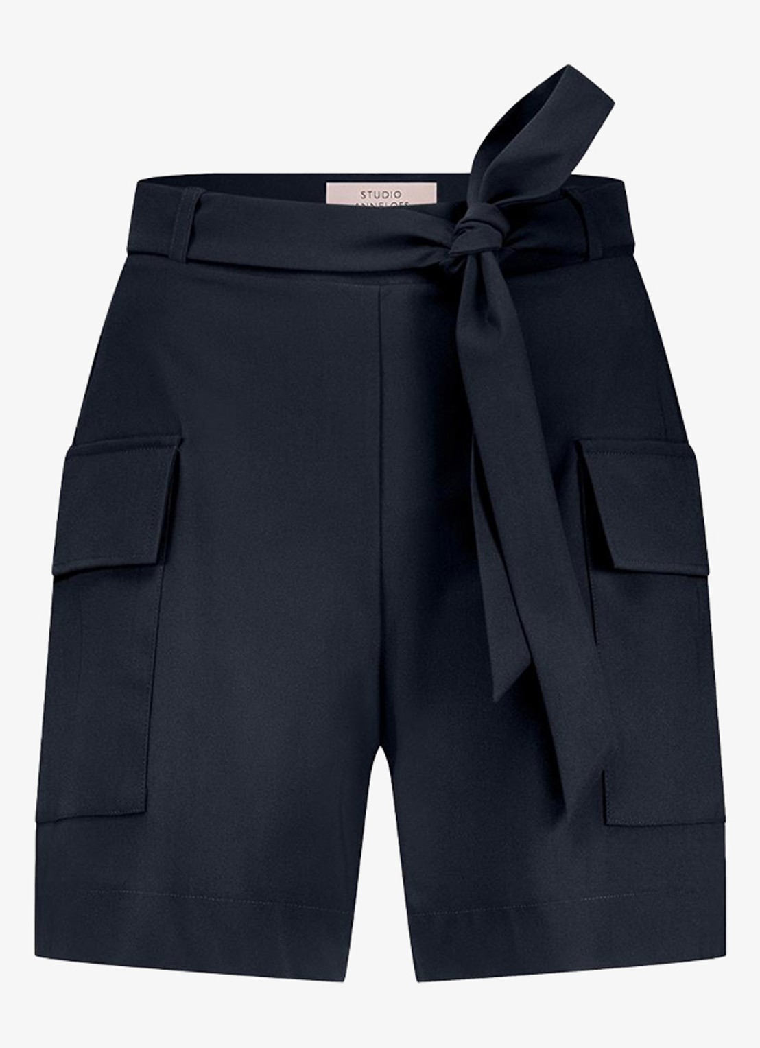 Studio Anneloes Jolie mid waist wide fit korte cargobroek van travelstof - voorkant donkerblauw