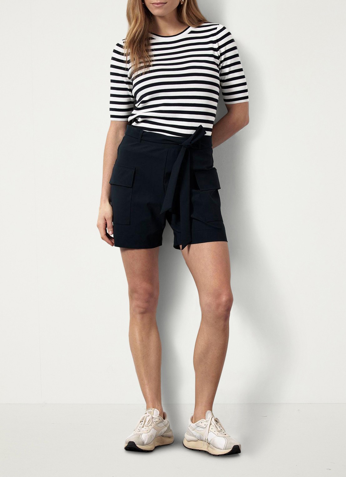Studio Anneloes Jolie mid waist wide fit korte cargobroek van travelstof - voorkant 2 donkerblauw
