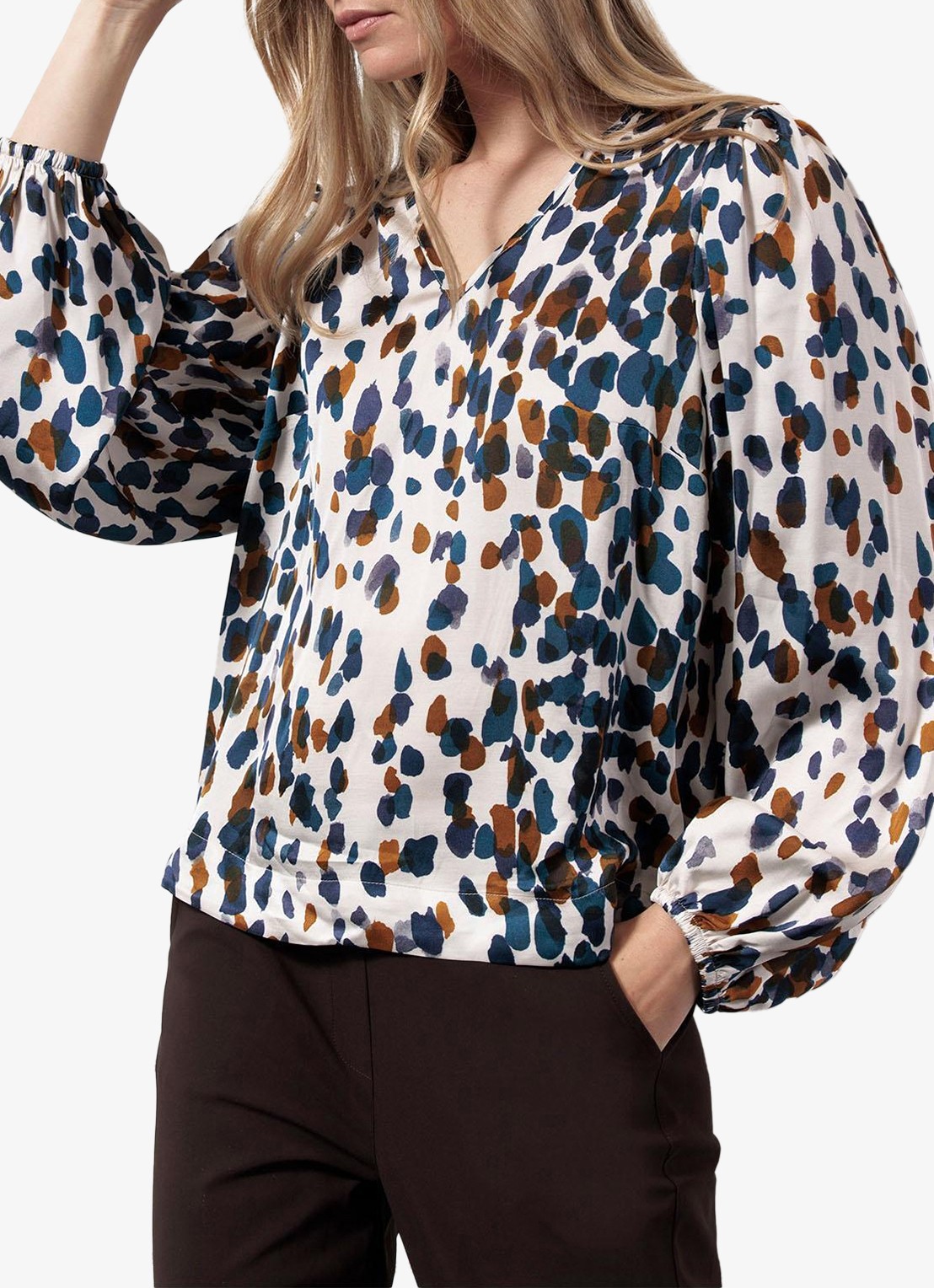 Studio Anneloes Kylie top van satijn met print - detail 2 gebroken wit