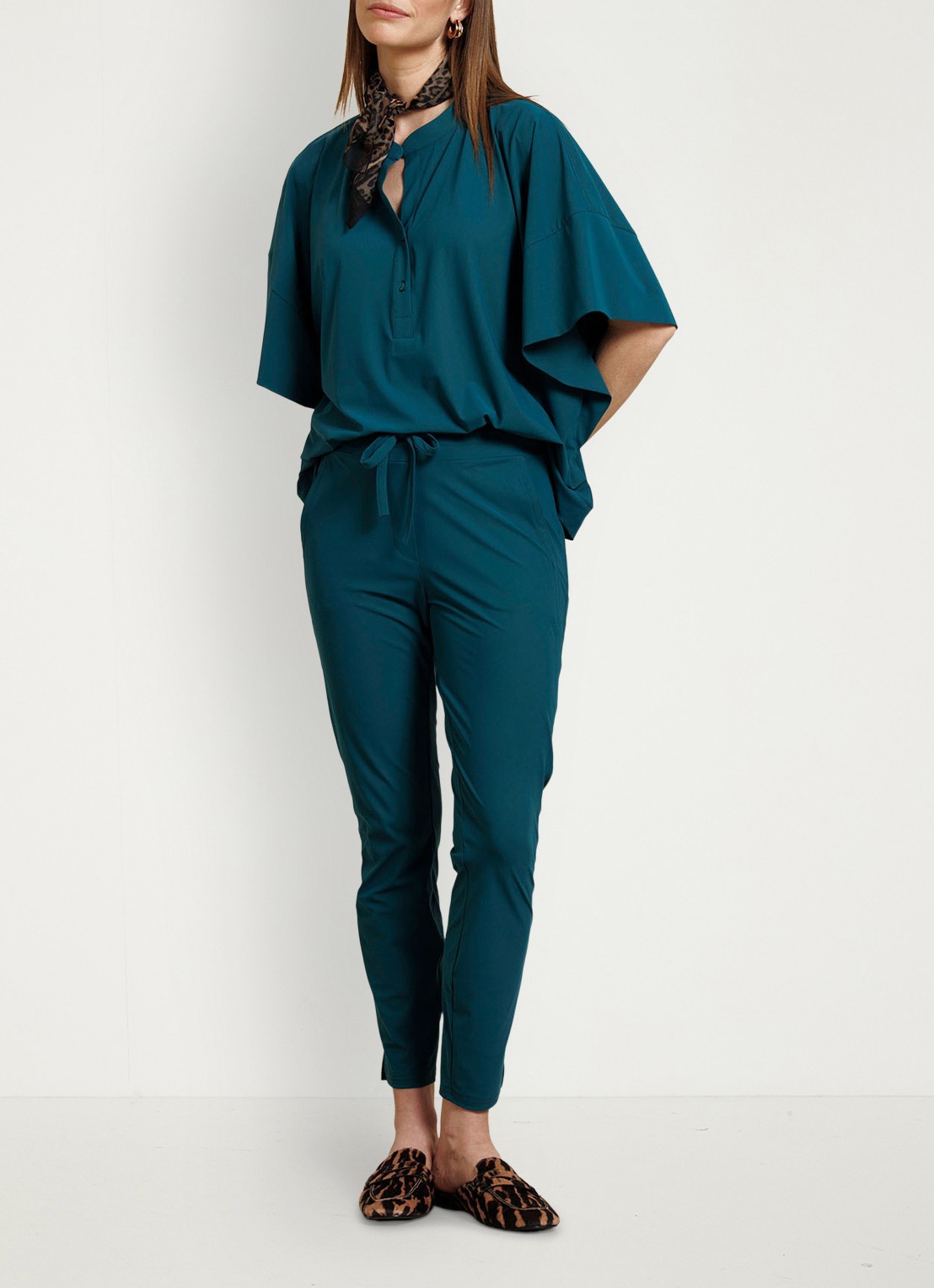 Studio Anneloes Laureen tuniek met V-hals - voorkant 3 zeegroen