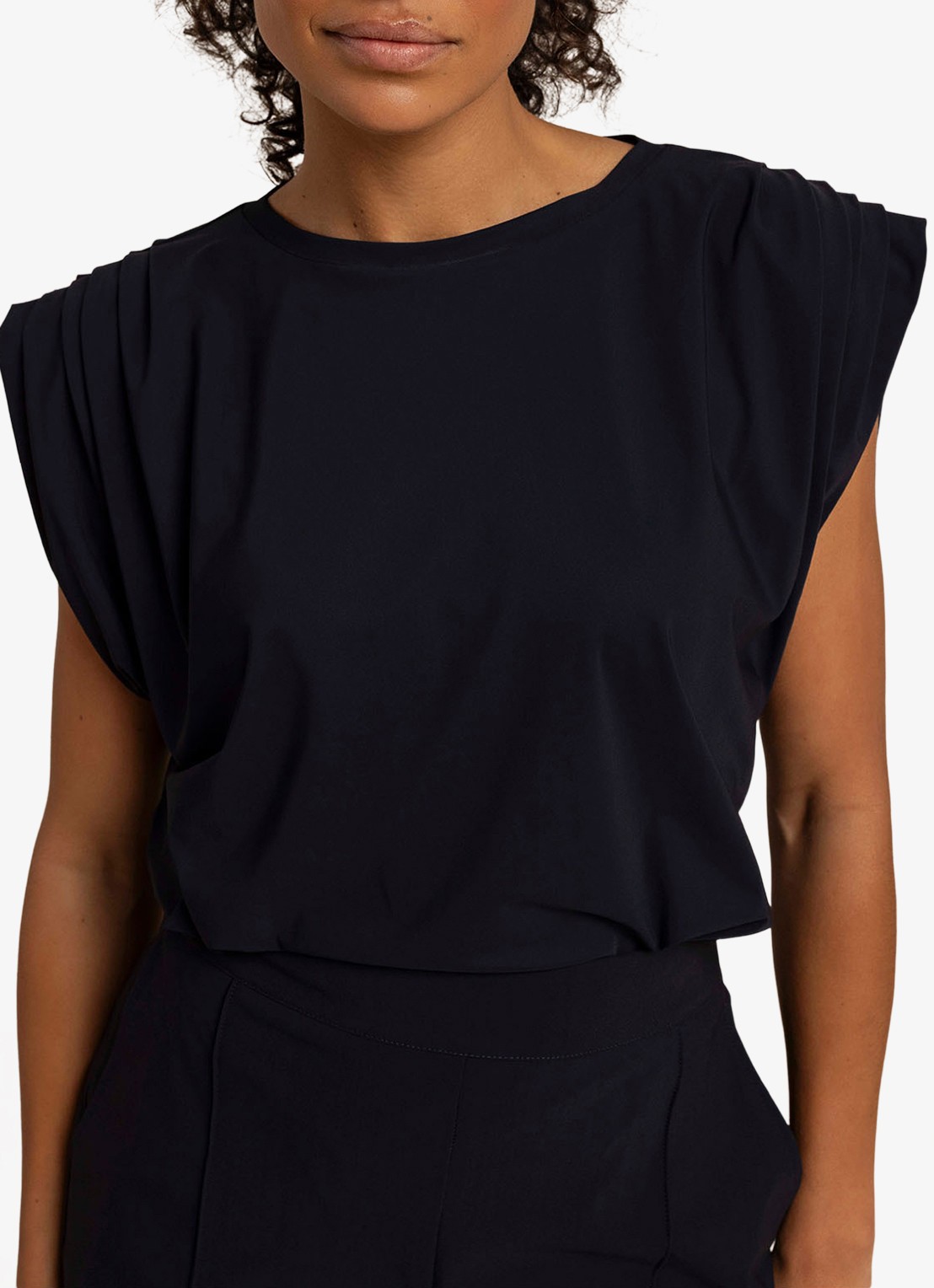 Studio Anneloes Leona mouwloze top met plooien - detail 3 blauw