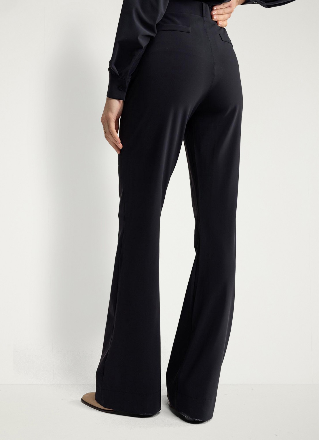 Studio Anneloes Long high waist flared fit broek met steekzakken - achterkant zwart