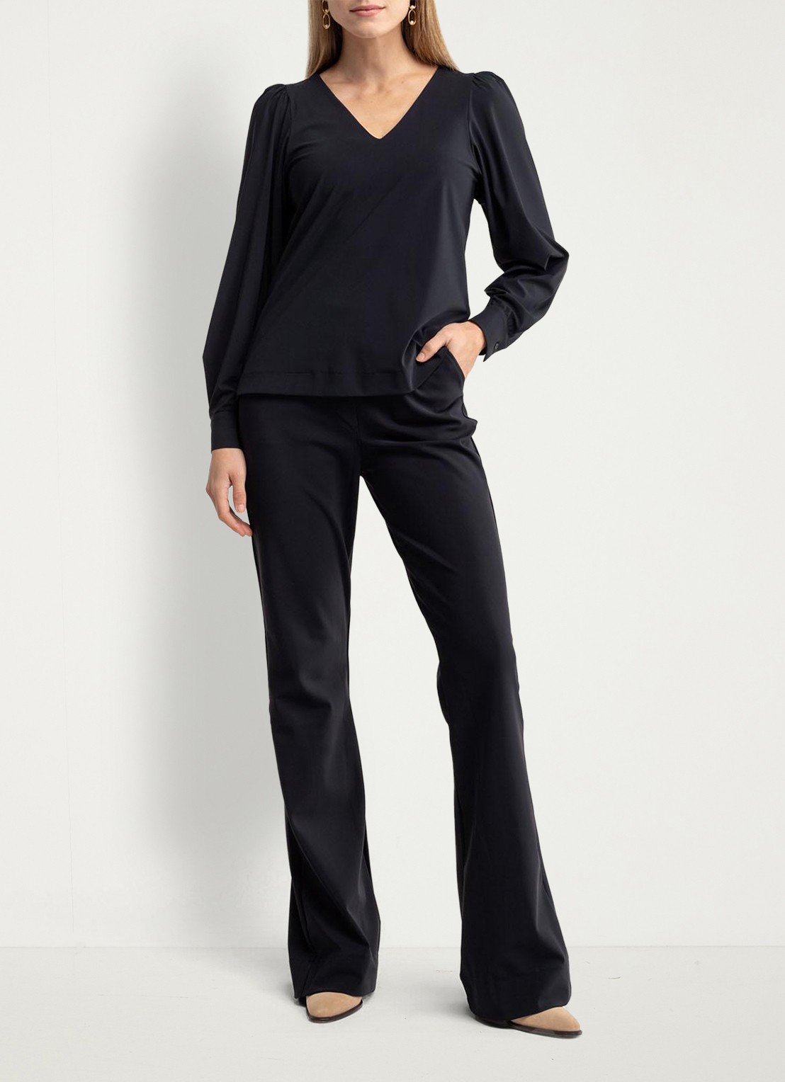 Studio Anneloes Long high waist flared fit broek met steekzakken - voorkant 5 zwart