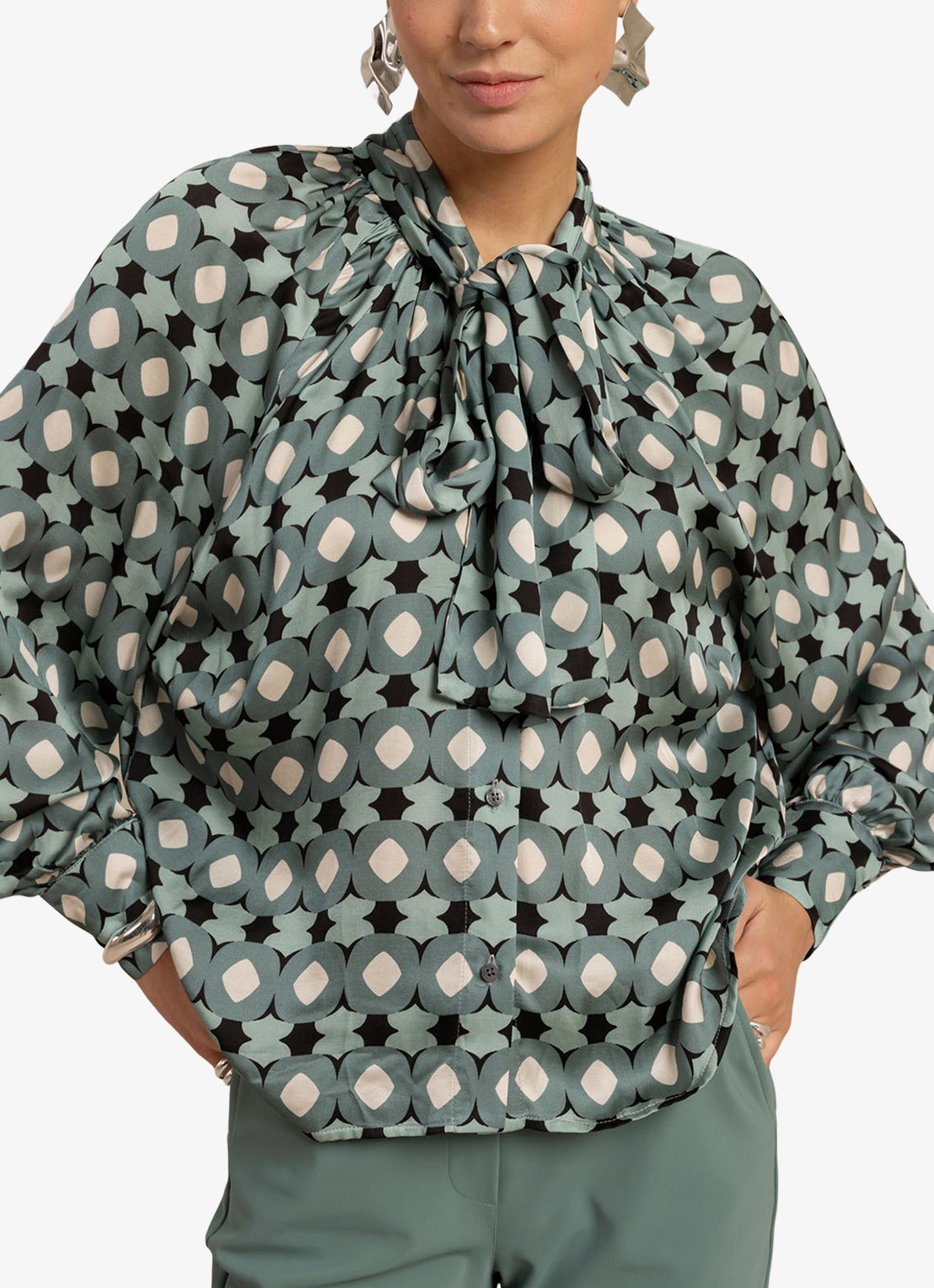 Studio Anneloes Lorina blouse met grafisch patroon en sjaalkraag - detail groen