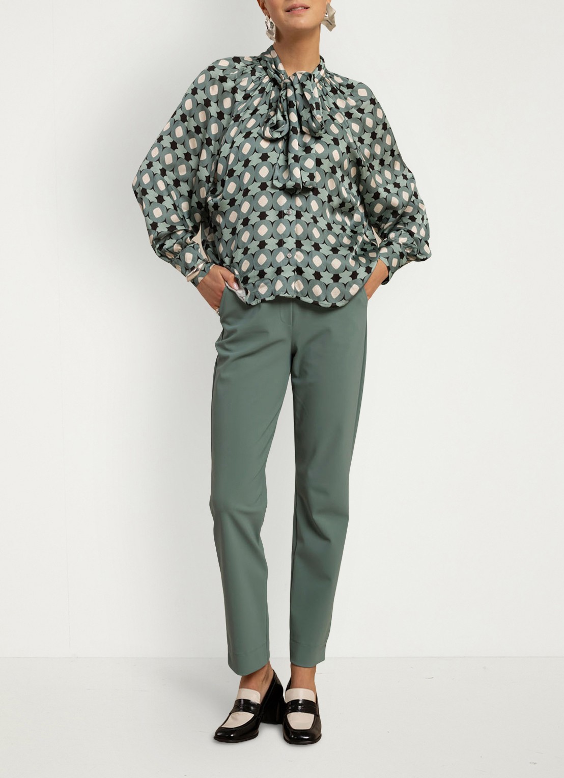Studio Anneloes Lorina blouse met grafisch patroon en sjaalkraag - detail 2 groen