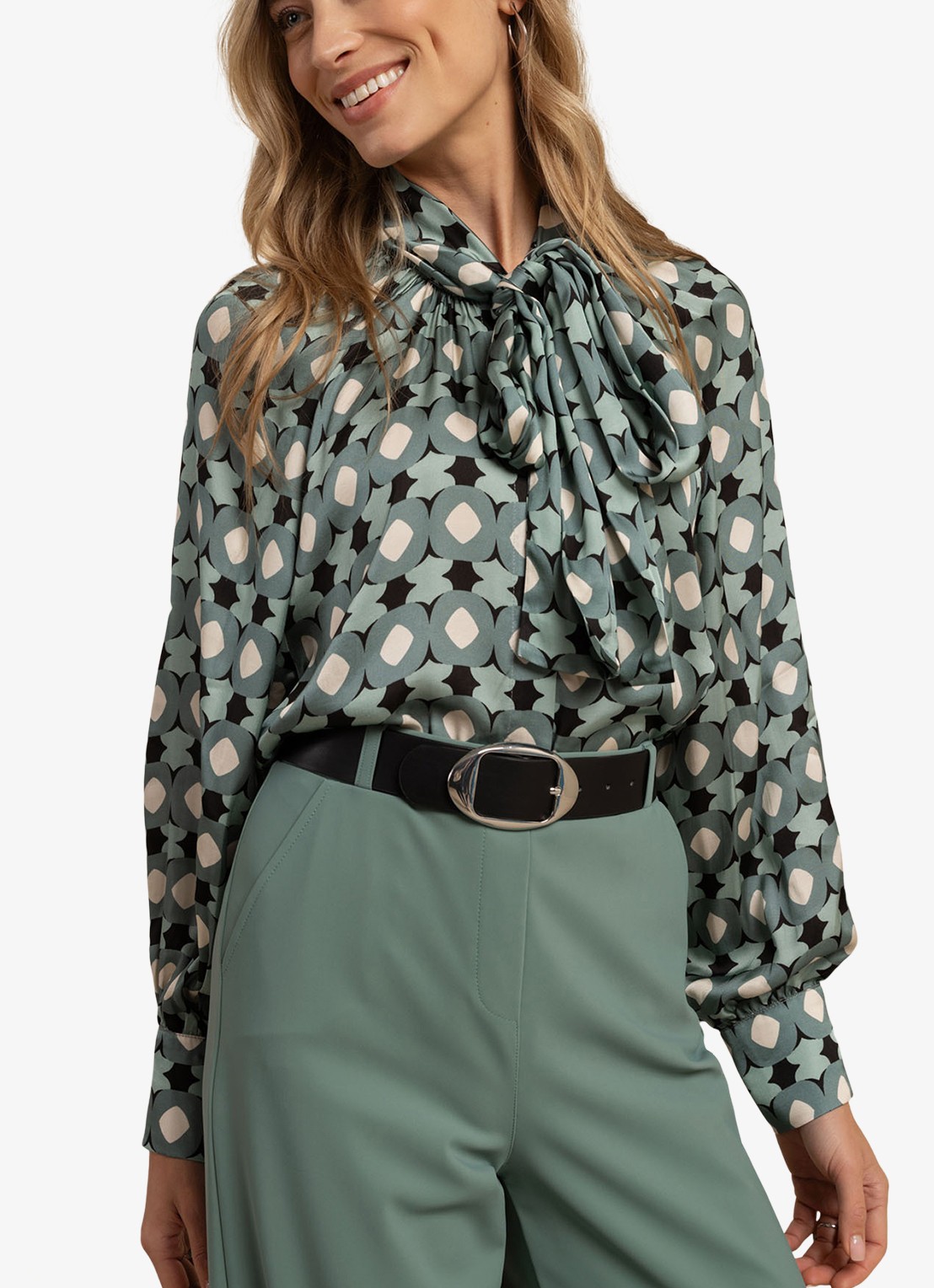 Studio Anneloes Lorina blouse met grafisch patroon en sjaalkraag - detail 4 groen
