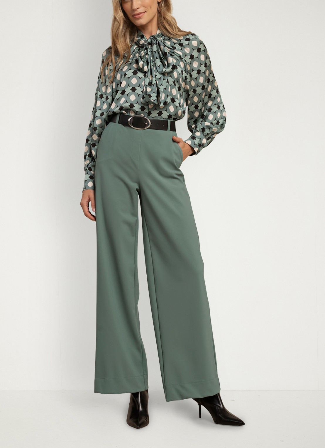 Studio Anneloes Lorina blouse met grafisch patroon en sjaalkraag - voorkant 6 groen