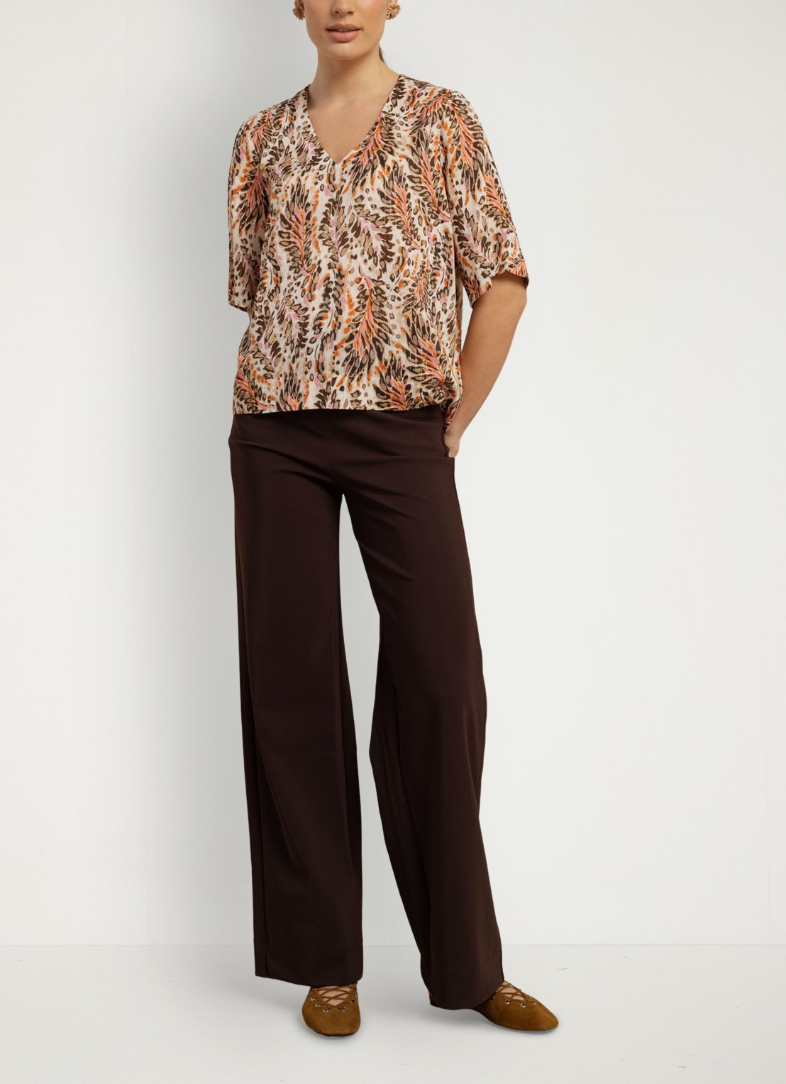 Studio Anneloes Madison top met grafische print - voorkant 4 bruin
