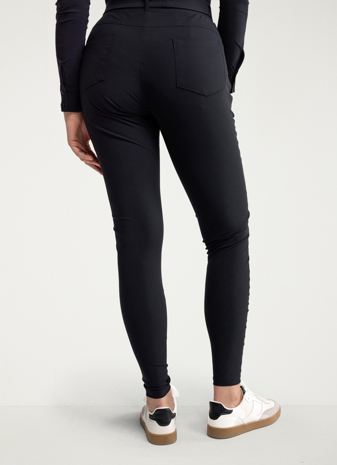Studio Anneloes Margot high waist skinny fit broek met steekzakken - achterkant zwart