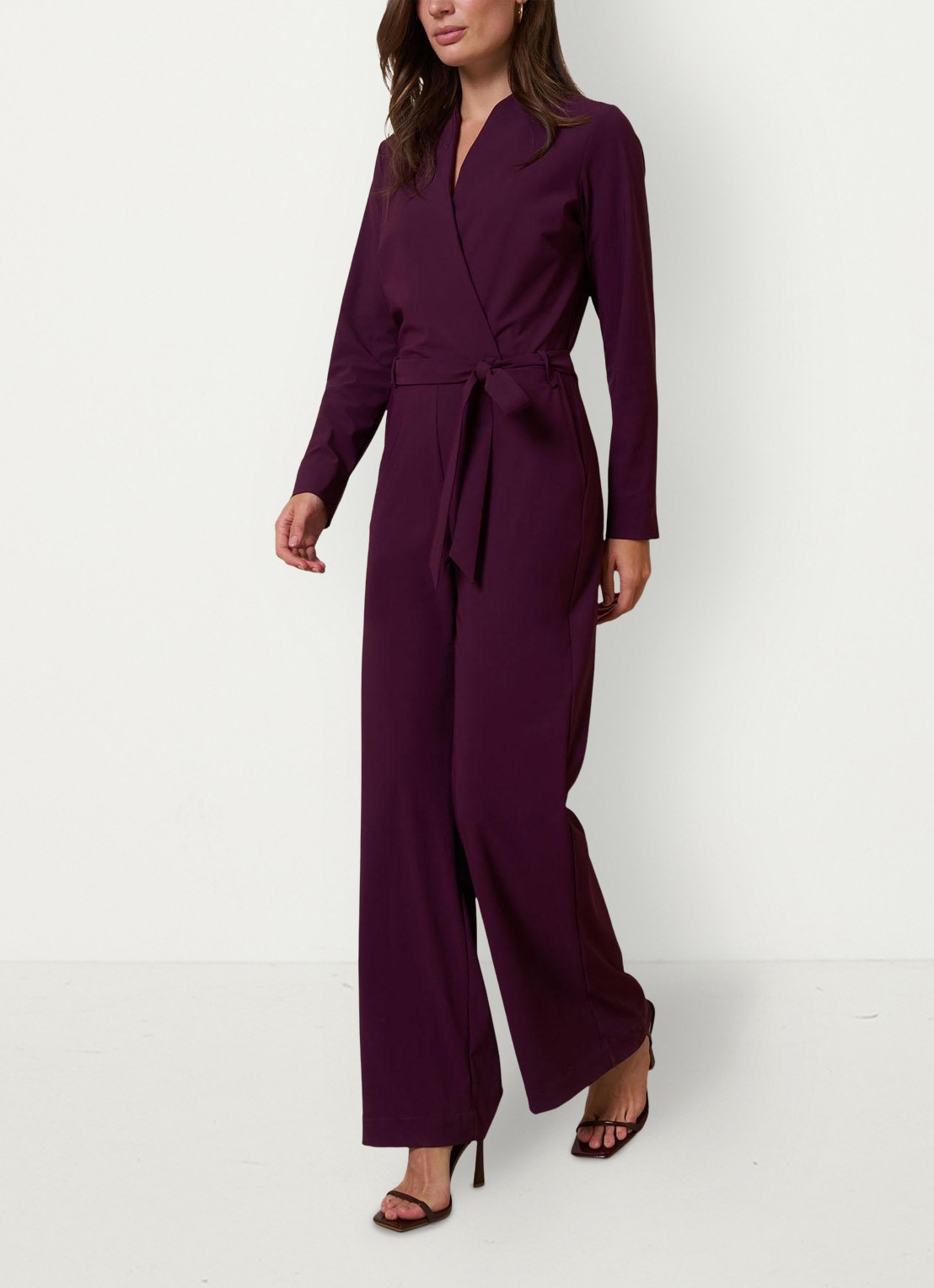 Studio Anneloes Nadia flared fit jumpsuit met strikceintuur - voorkant 3 bruin