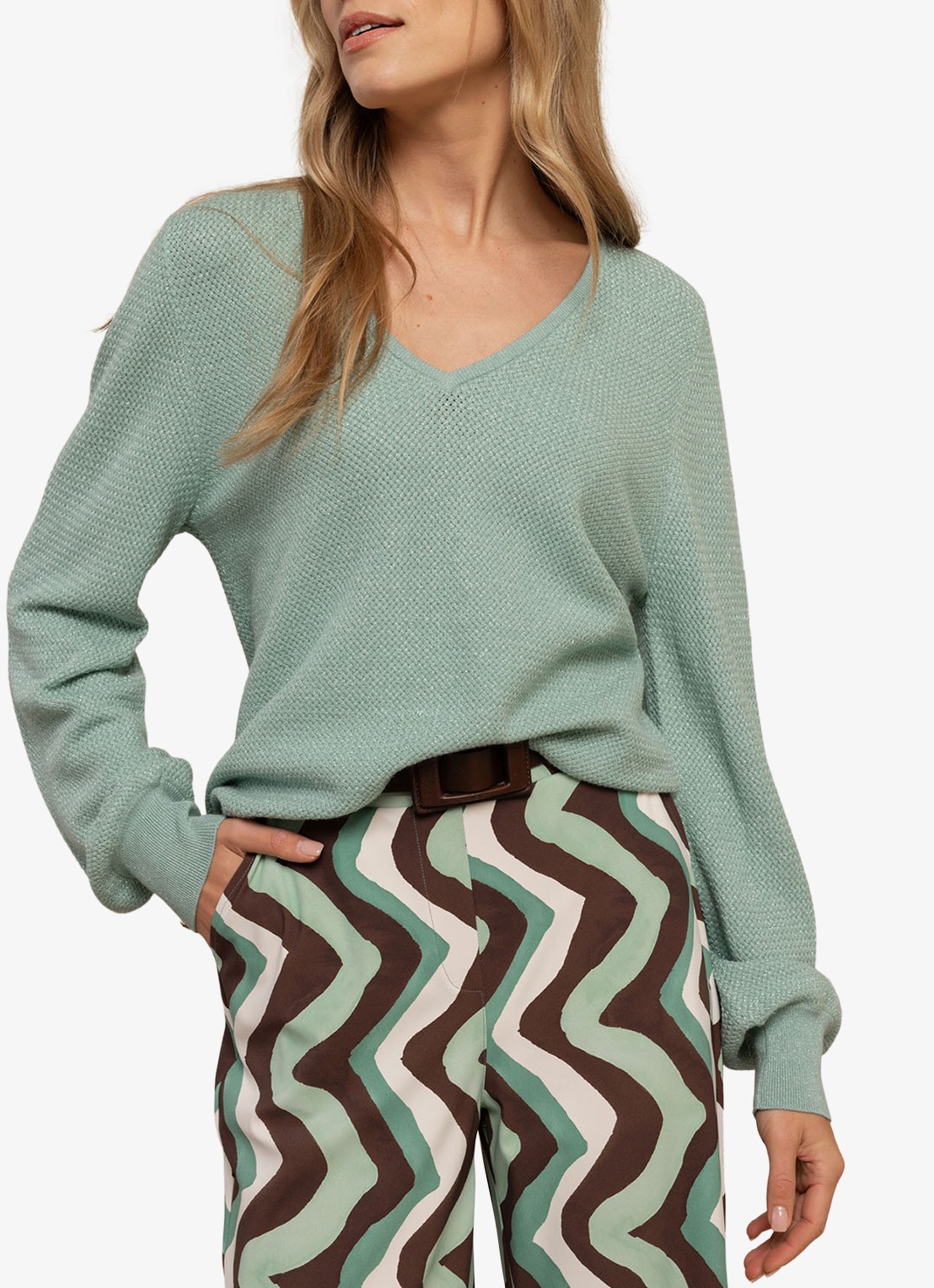 Studio Anneloes Nika grofgebreide pullover met v-hals - detail groen