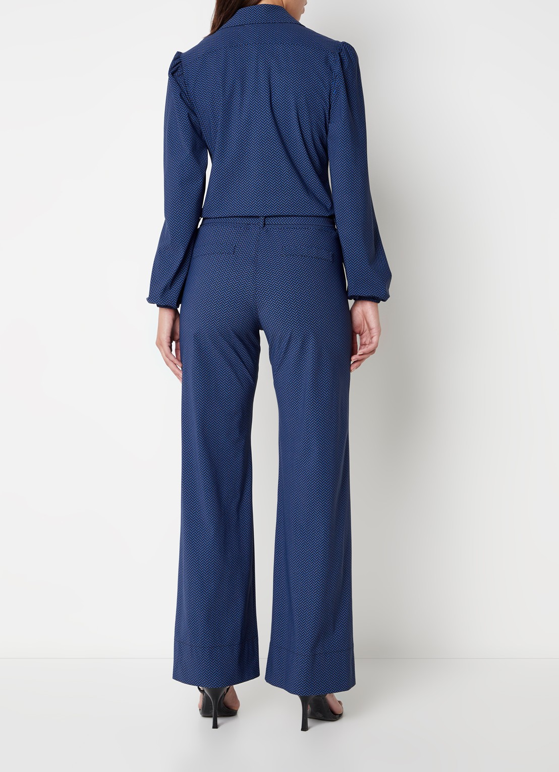 Studio Anneloes Nouk flared fit jumpsuit van travelstof met grafische print - achterkant kobaltblauw