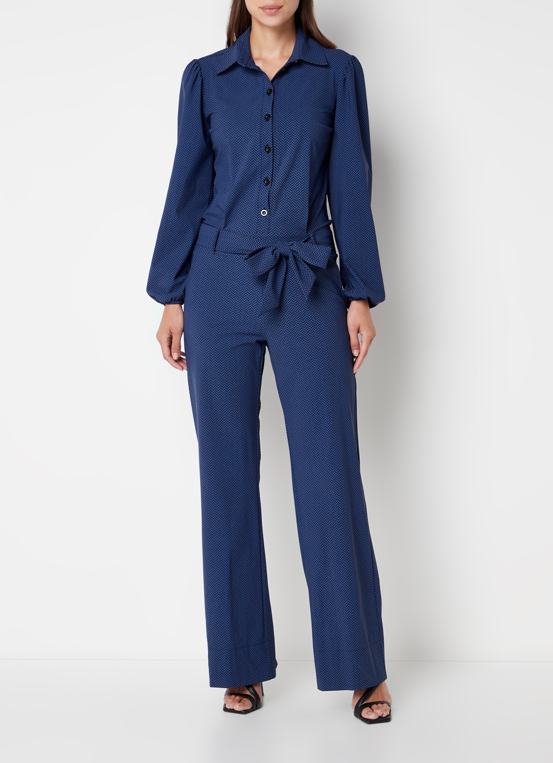 Studio Anneloes Nouk flared fit jumpsuit van travelstof met grafische print - detail 2 kobaltblauw
