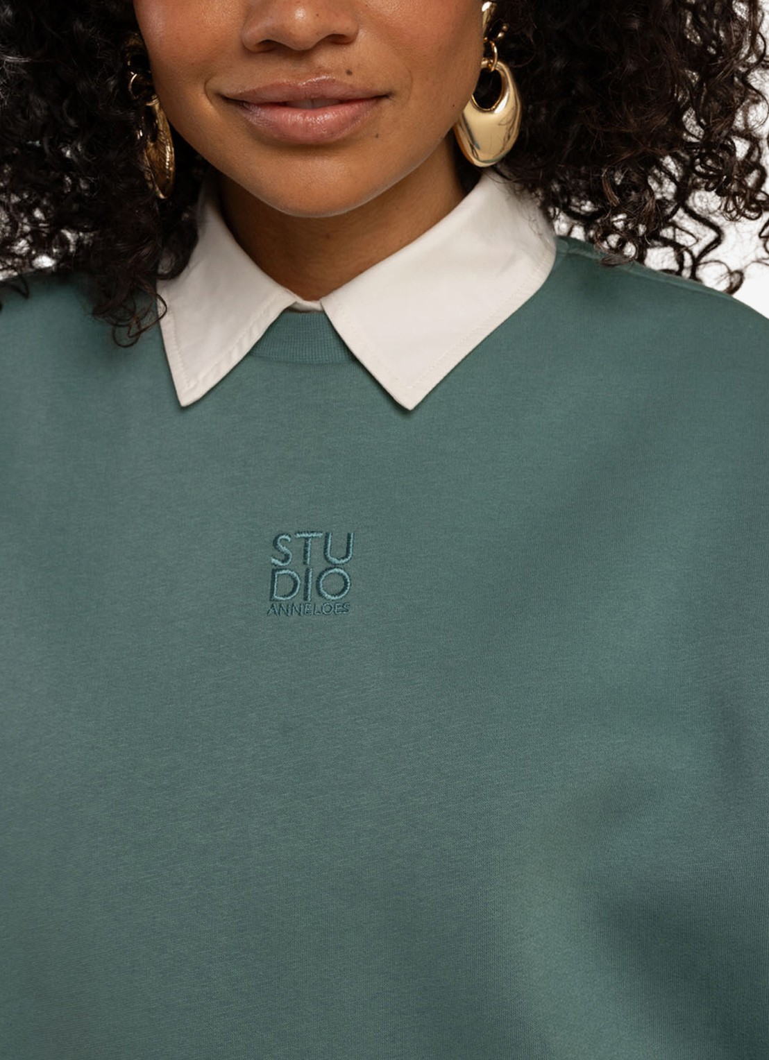 Studio Anneloes Pleuni Studio sweater met logo borduring - detail 2 groen
