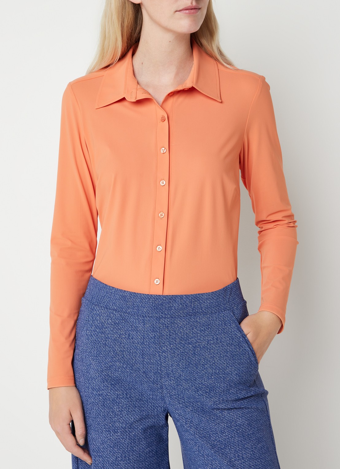 Studio Anneloes Poppy blouse van travelstof  - detail 4 orange