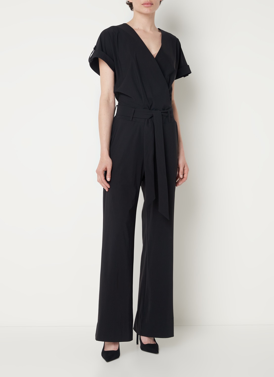 Studio Anneloes Renate - Vero wide fit jumpsuit van travelstof met strikceintuur - detail zwart
