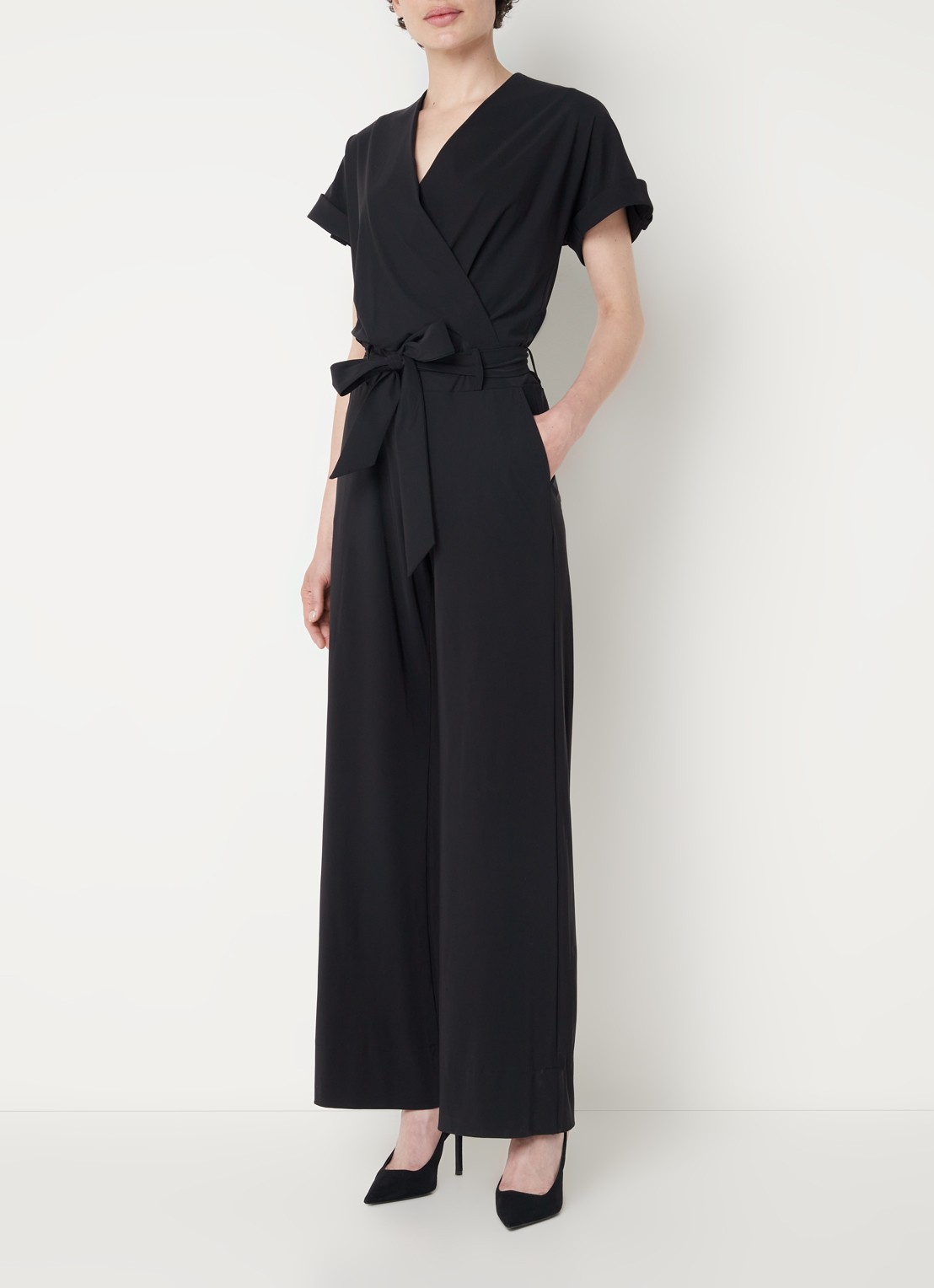 Studio Anneloes Renate - Vero wide fit jumpsuit van travelstof met strikceintuur - voorkant 3 zwart