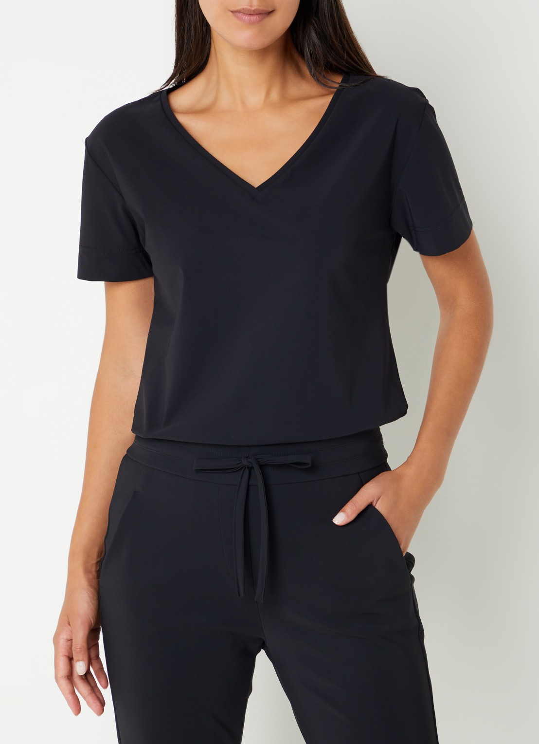 Studio Anneloes Roller T-shirt van travelstof met V-hals - detail 3 zwart