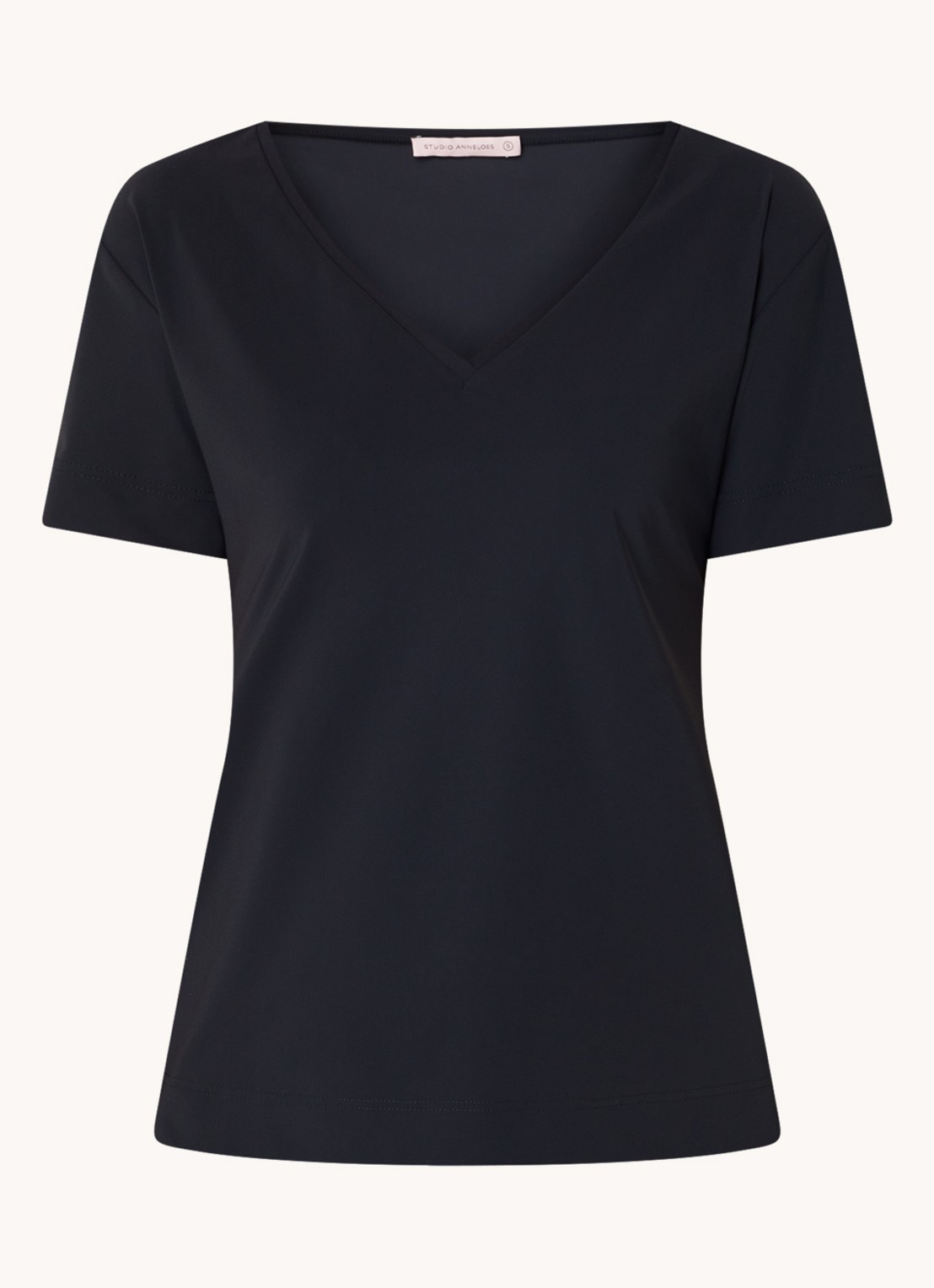 Studio Anneloes Roller T-shirt van travelstof met V-hals - voorkant zwart