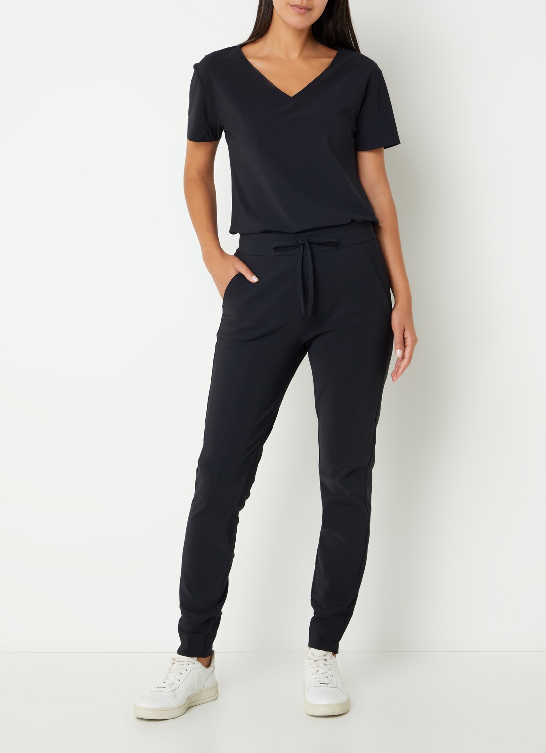Studio Anneloes Roller T-shirt van travelstof met V-hals - voorkant 2 zwart