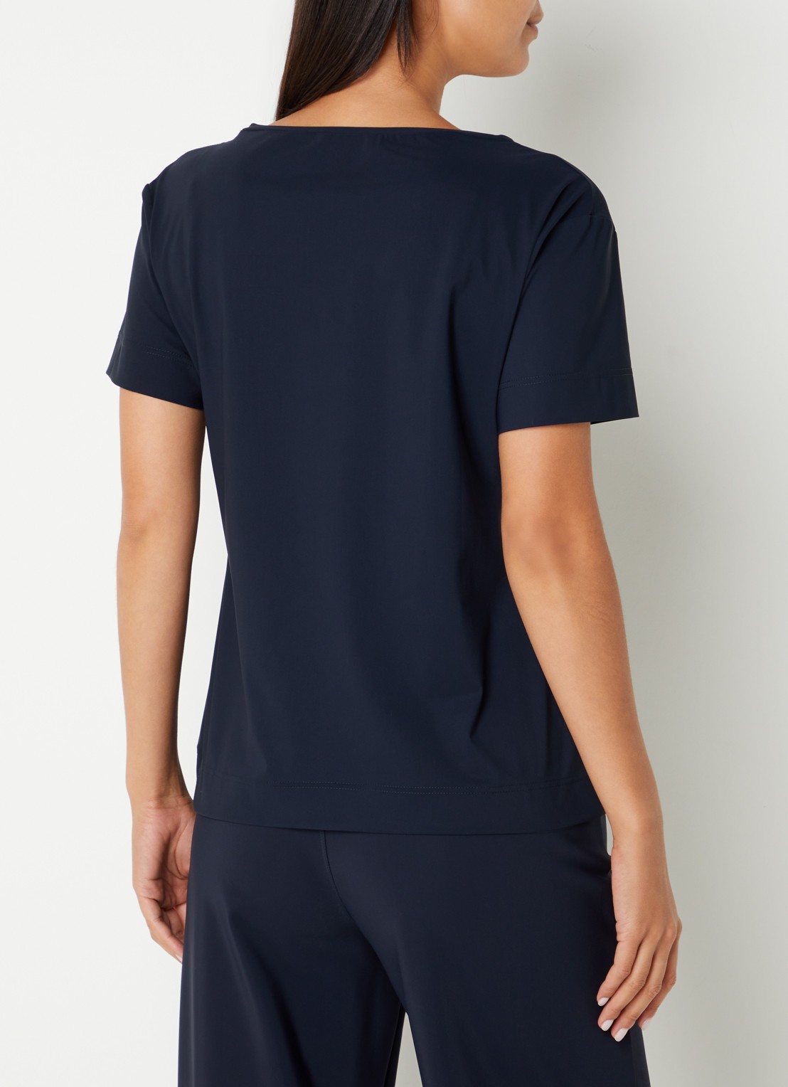 Studio Anneloes Roller T-shirt van travelstof met V-hals - achterkant donkerblauw