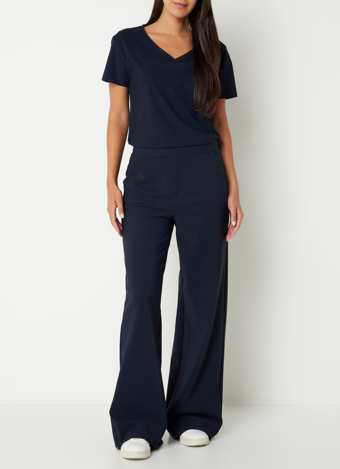 Studio Anneloes Roller T-shirt van travelstof met V-hals - voorkant 3 donkerblauw