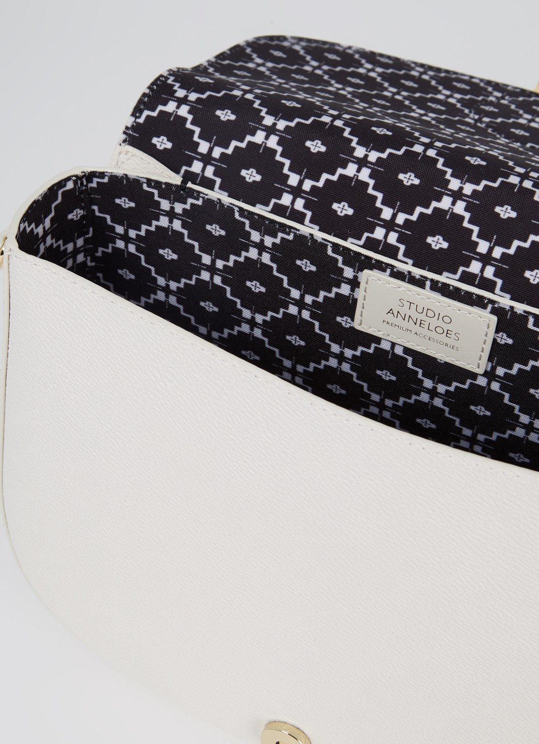 Studio Anneloes SA crossbodytas met afneembare schouderriem - detail 2 gebroken wit