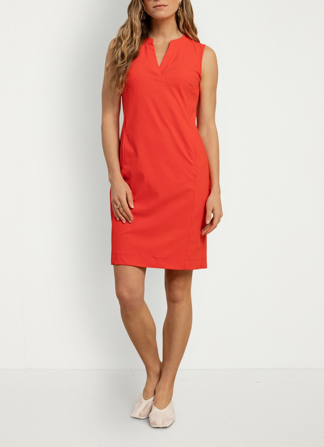 Studio Anneloes Simplicity mini jurk met steekzakken en V-hals - voorkant 2 koraal