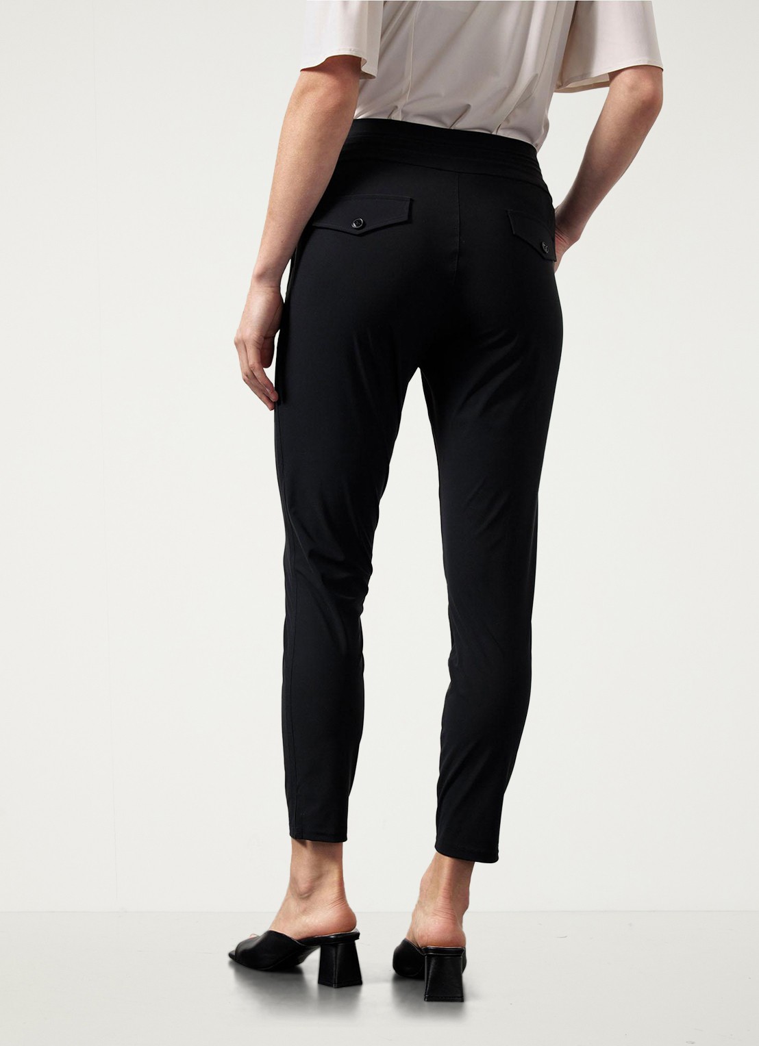 Studio Anneloes Startup mid waist cropped tapered fit pantalon van travelstof - achterkant 4 zwart