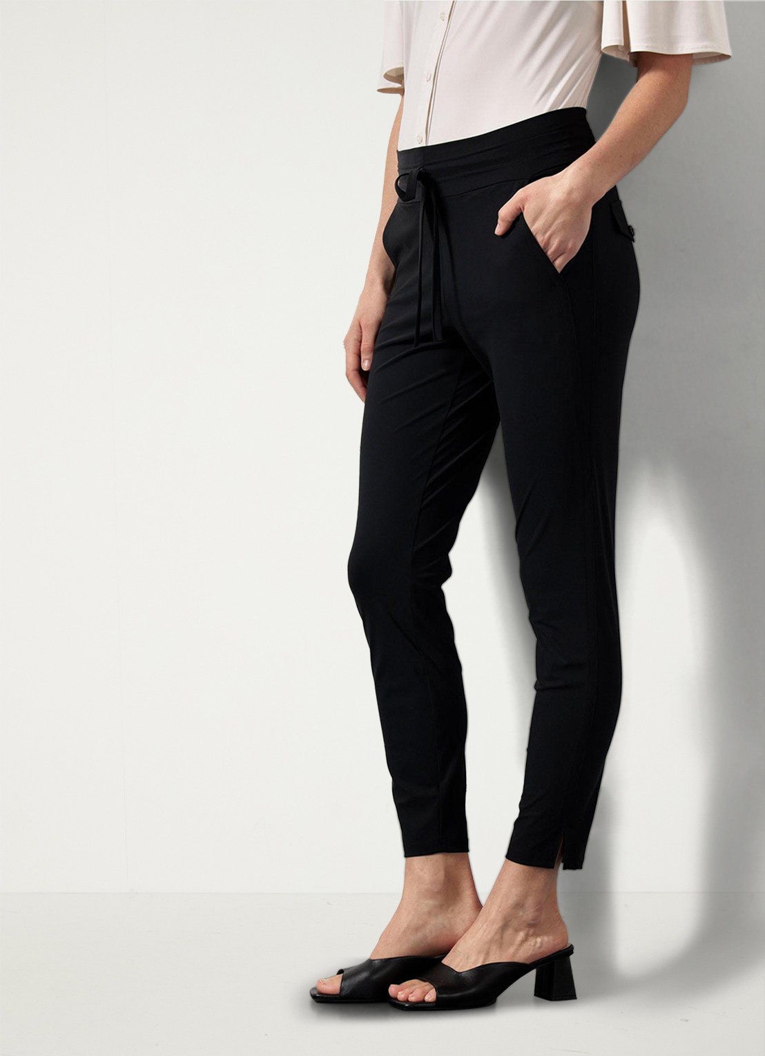 Studio Anneloes Startup mid waist cropped tapered fit pantalon van travelstof - detail 6 zwart