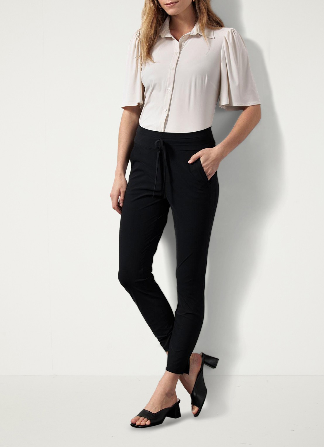 Studio Anneloes Startup mid waist cropped tapered fit pantalon van travelstof - voorkant 2 zwart