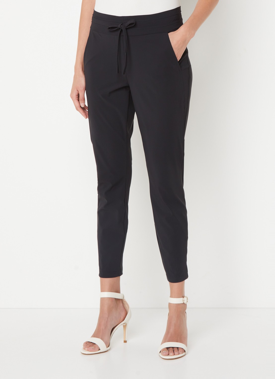 Studio Anneloes Startup mid waist cropped tapered fit pantalon van travelstof - detail 9 zwart