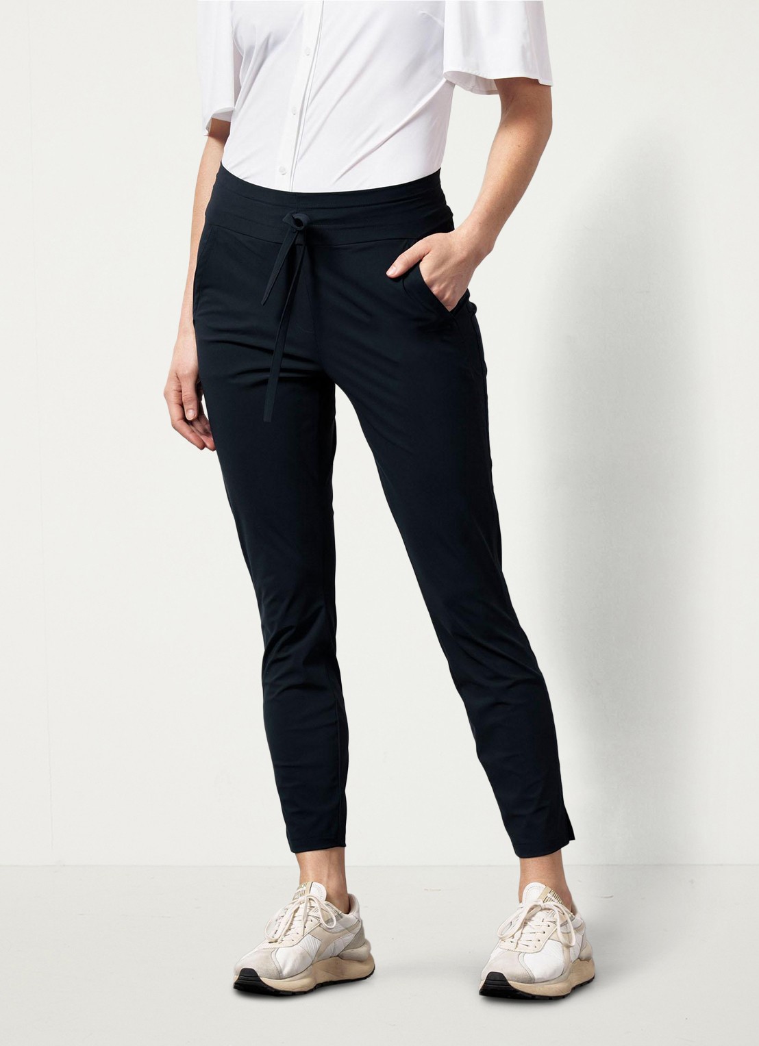 Studio Anneloes Startup mid waist cropped tapered fit pantalon van travelstof - detail 6 donkerblauw