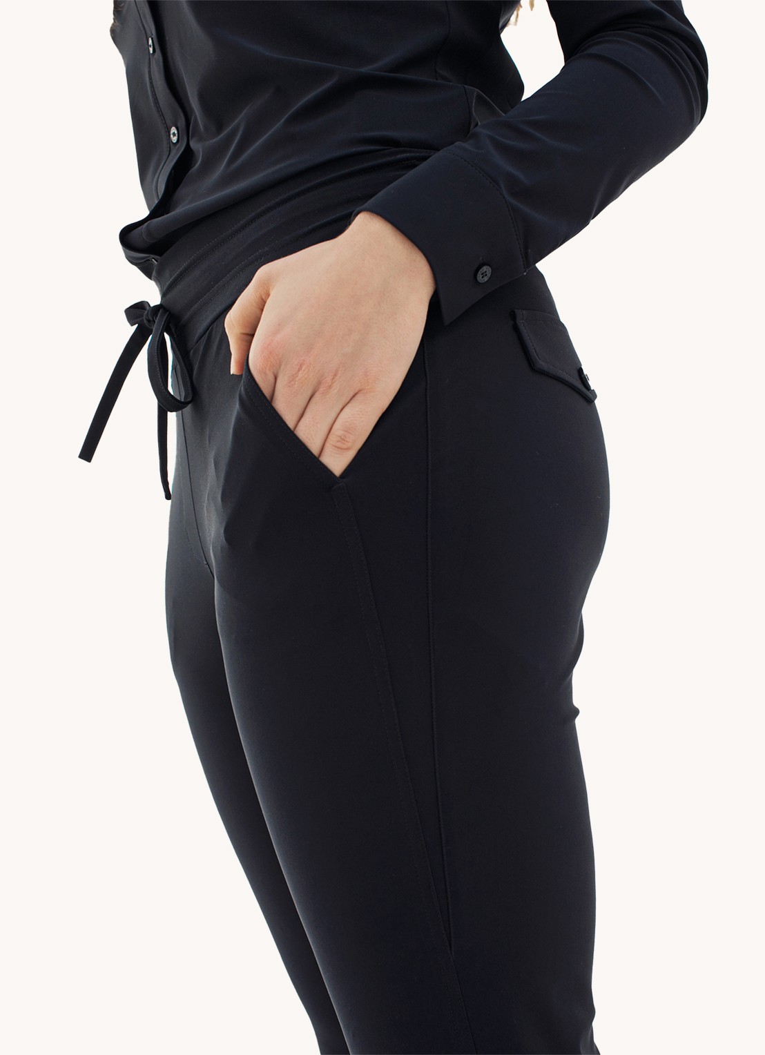 Studio Anneloes Startup mid waist cropped tapered fit pantalon van travelstof - detail 7 donkerblauw