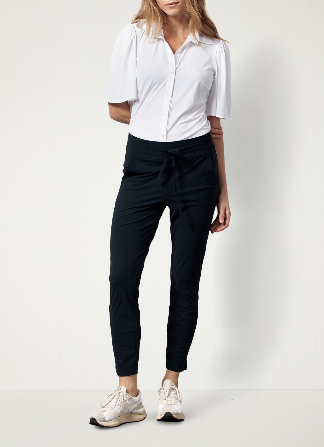 Studio Anneloes Startup mid waist cropped tapered fit pantalon van travelstof - voorkant 2 donkerblauw