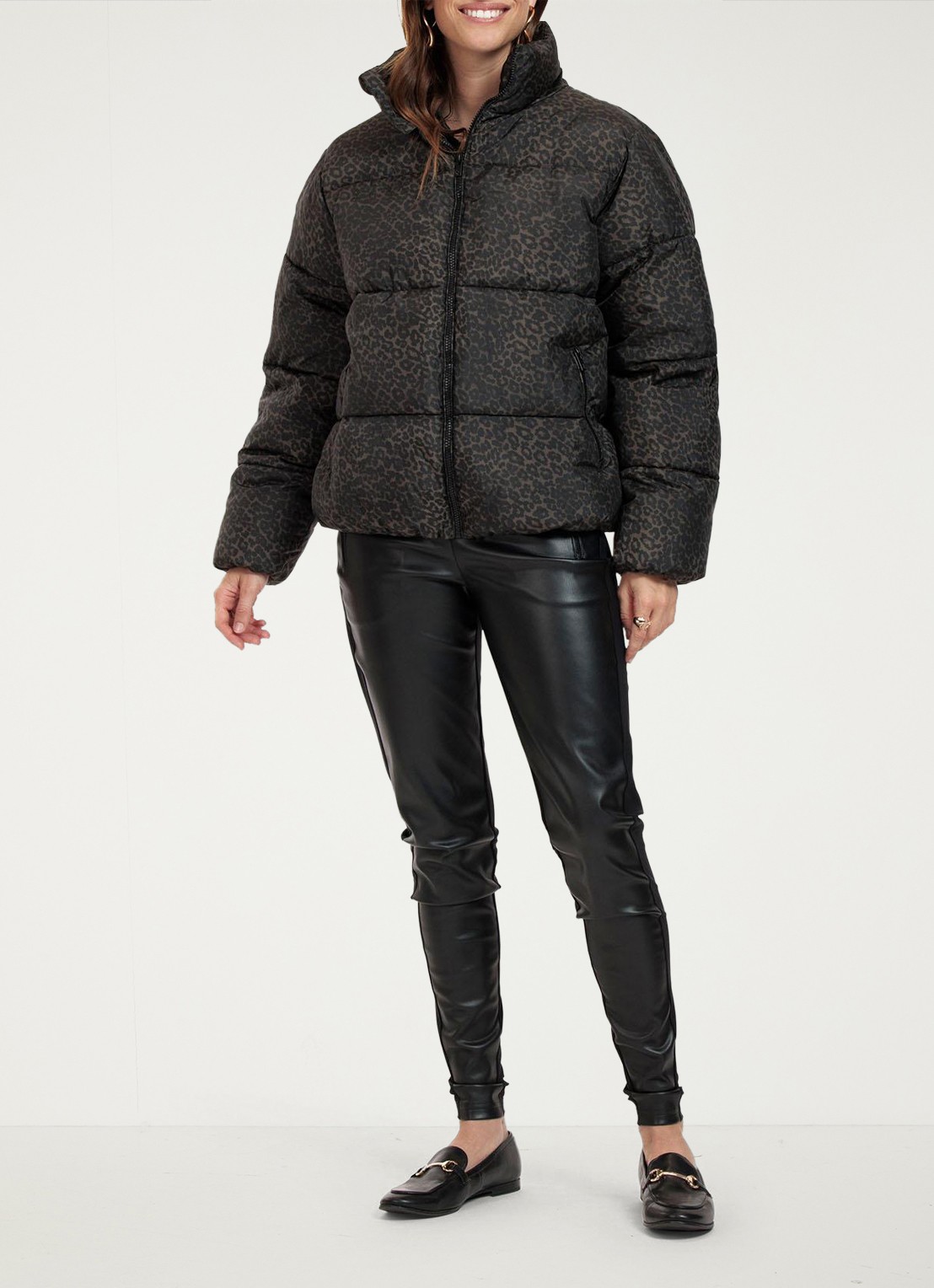 Studio Anneloes Tanner puffer jas met panterprint - voorkant 2 donkerbruin