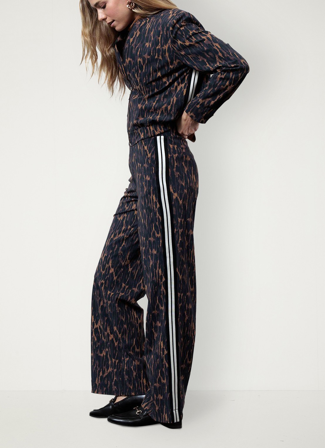 Studio Anneloes Trainer high waist wide fit pantalon met dierenprint - detail 4 oranjebruin