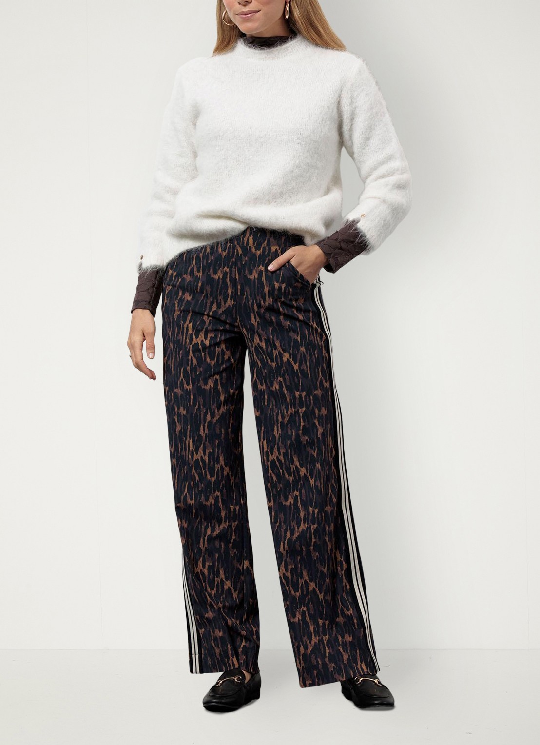 Studio Anneloes Trainer high waist wide fit pantalon met dierenprint - detail 5 oranjebruin