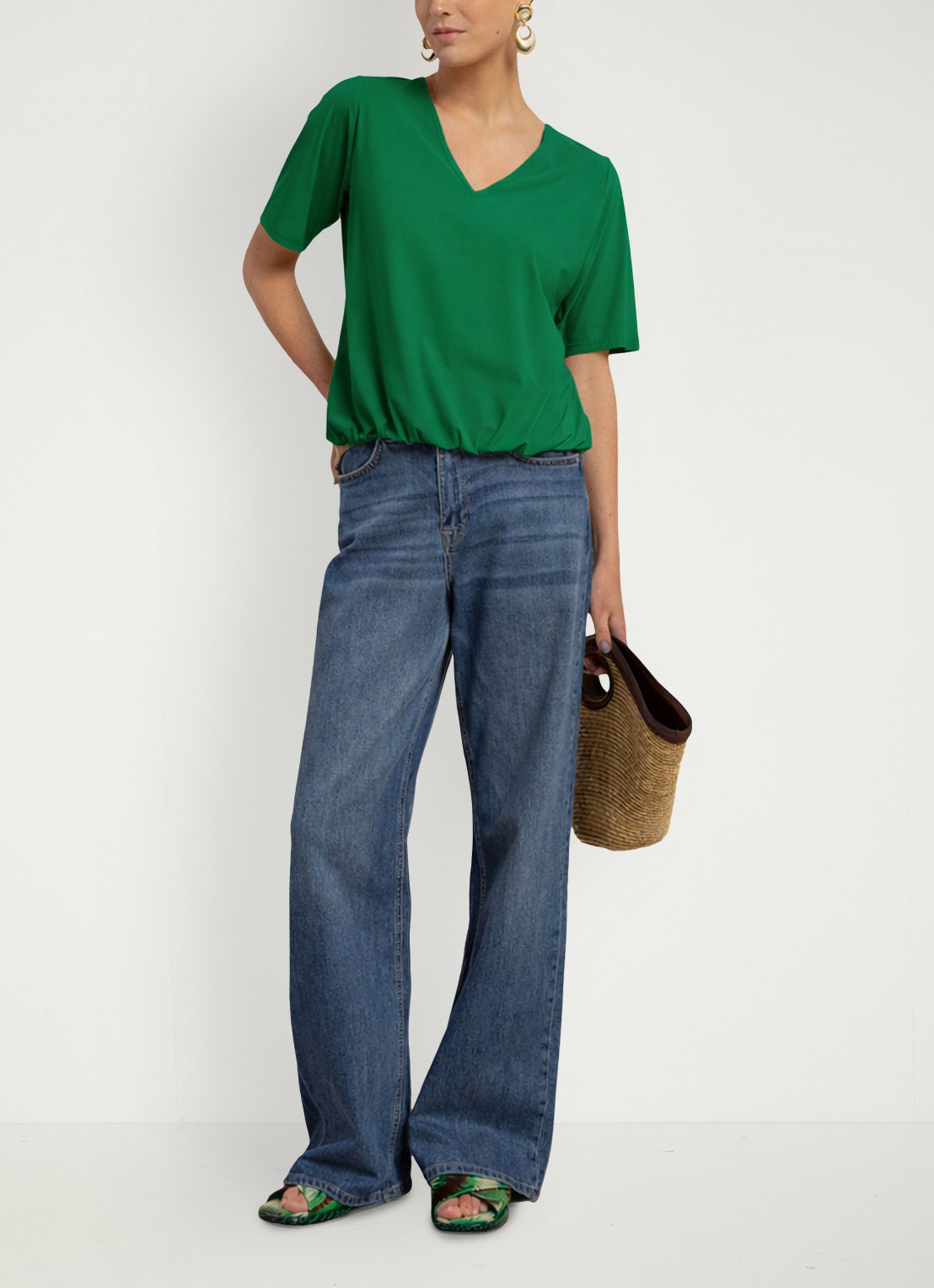 Studio Anneloes Vicky T-shirt met V-hals - voorkant 2 groen