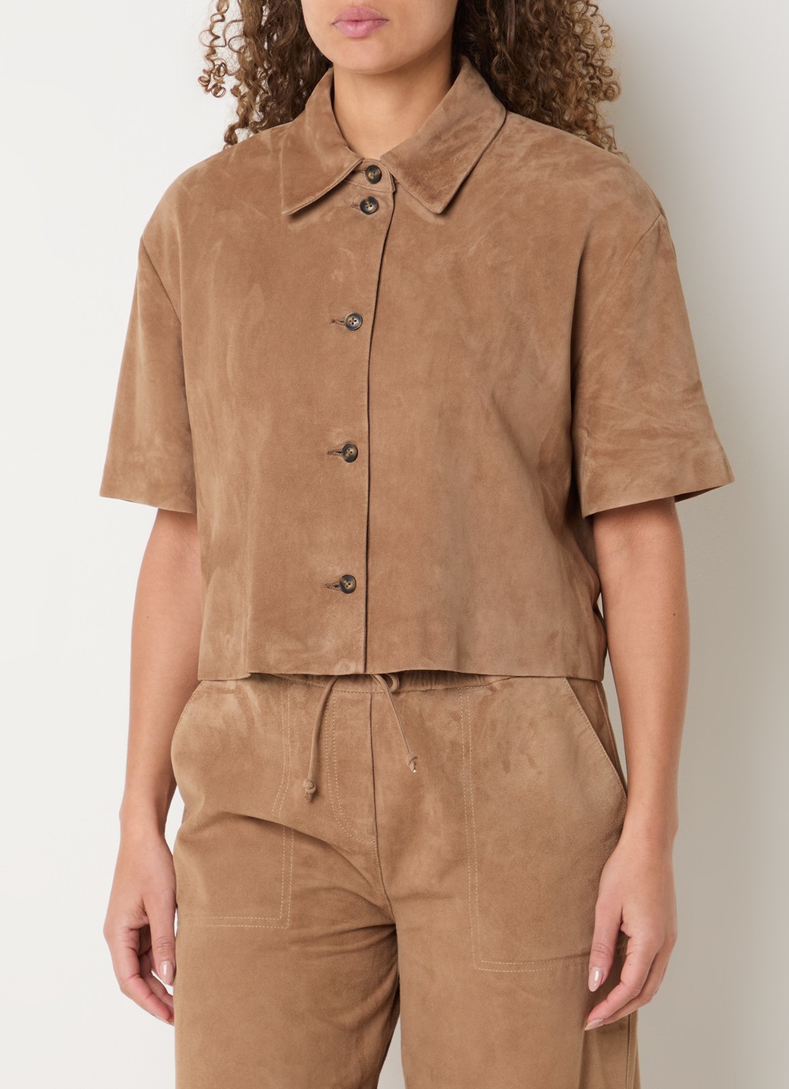 STUDIO AR Eveline blouse van suède  - detail 2 camel