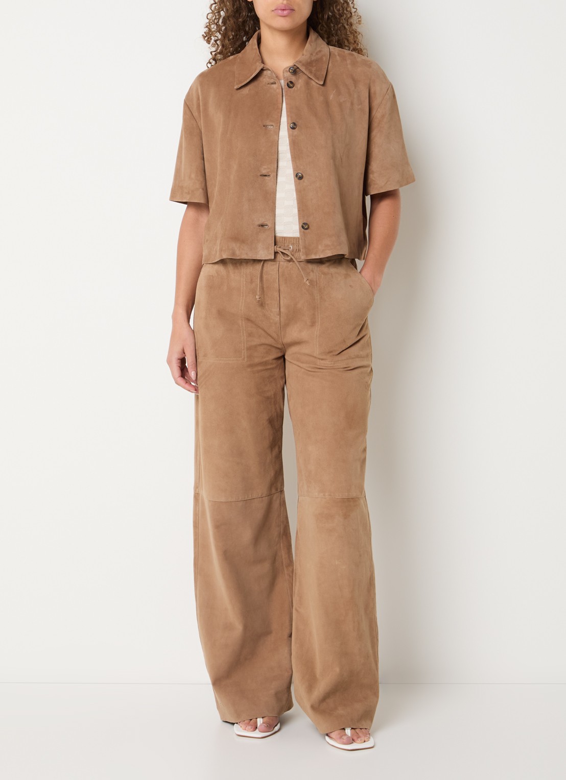 STUDIO AR Eveline blouse van suède  - voorkant 4 camel