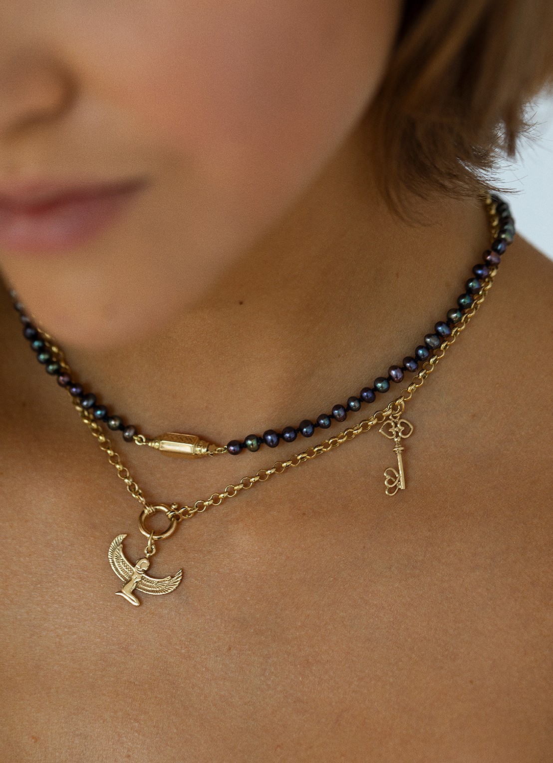 Studio Kroewe Goddess hanger van 14 karaat geelgoud - detail 2 geelgoud